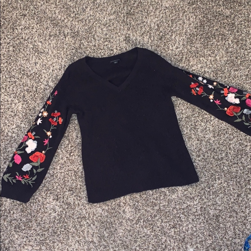 Sweater with embroidered flowers